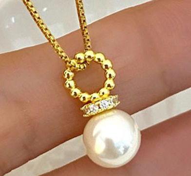 Enhance Y Style with a Radiant Pearl and Cubic Zirconia Gold